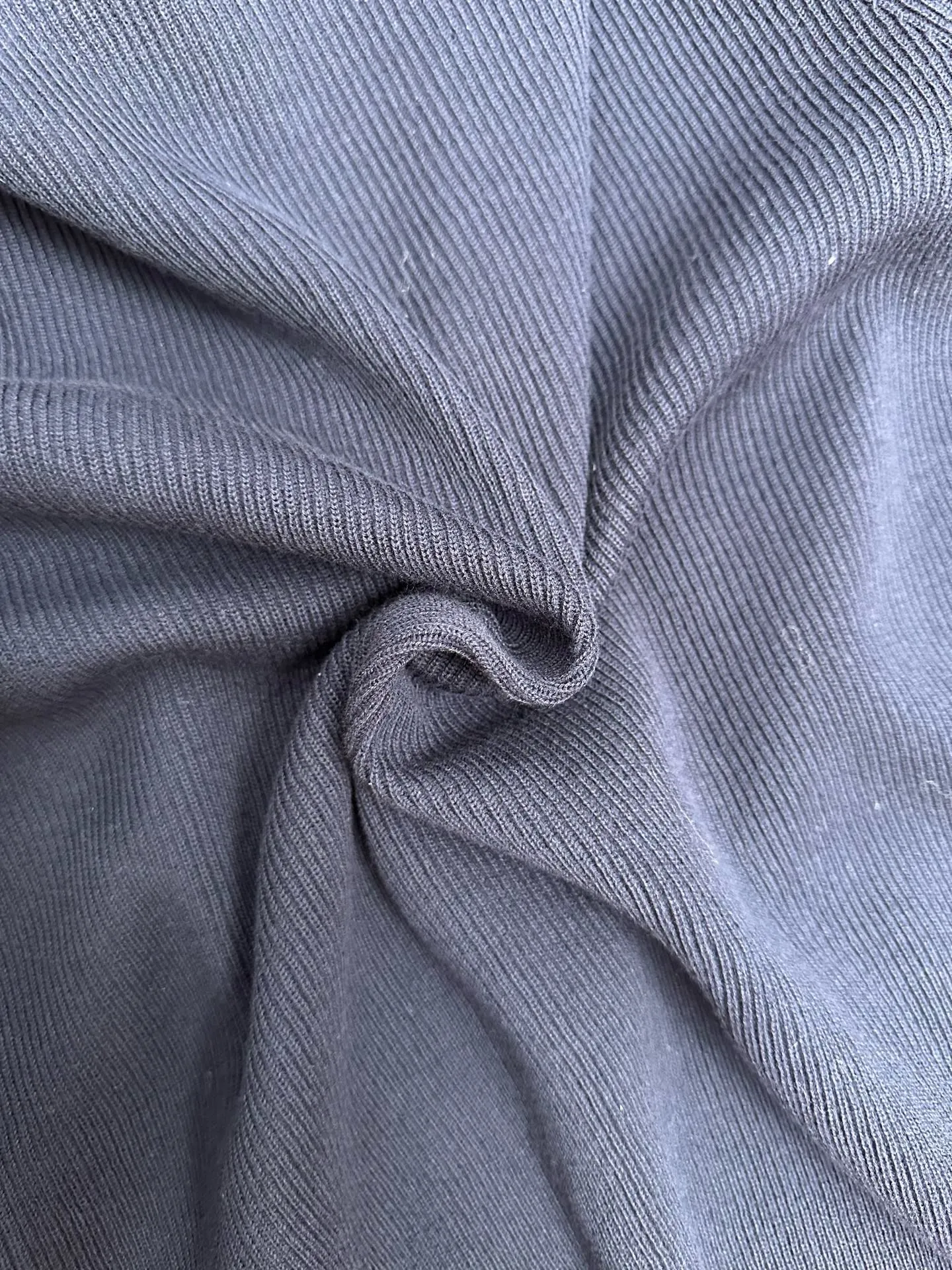 16:1 replica Navy Blue texture knitted Polo shirt. The counter has the same 1:1 reproduction. The Classic Tibetan Blue tone is matched with the delicate pitted texture, which is low-key and noble. Breathable knitted fabric is selected, it is skin-friendly, soft and waxy, has a strong drape and is not easy to wrinkle. The lapel + two-button design is neat and exquisite, the cuffs have hidden contrasting details, and the fit is slim but not tight. It is suitable for wearing in many scenes and can easily create a gentleman's style. size:44-46-48-50-52